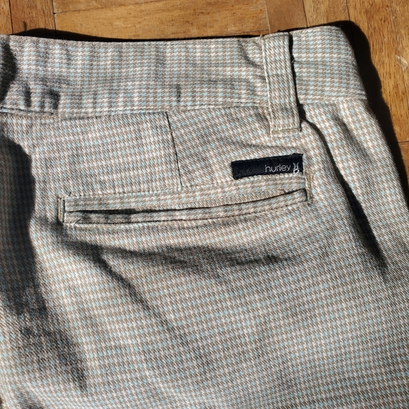 💥3 for $15💥 Hurley linen Bermuda shorts w/floral design on back - Picture 8 of 9